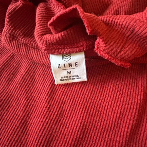 Red Ruffled Hem Cropped Top - Picture 3 of 3